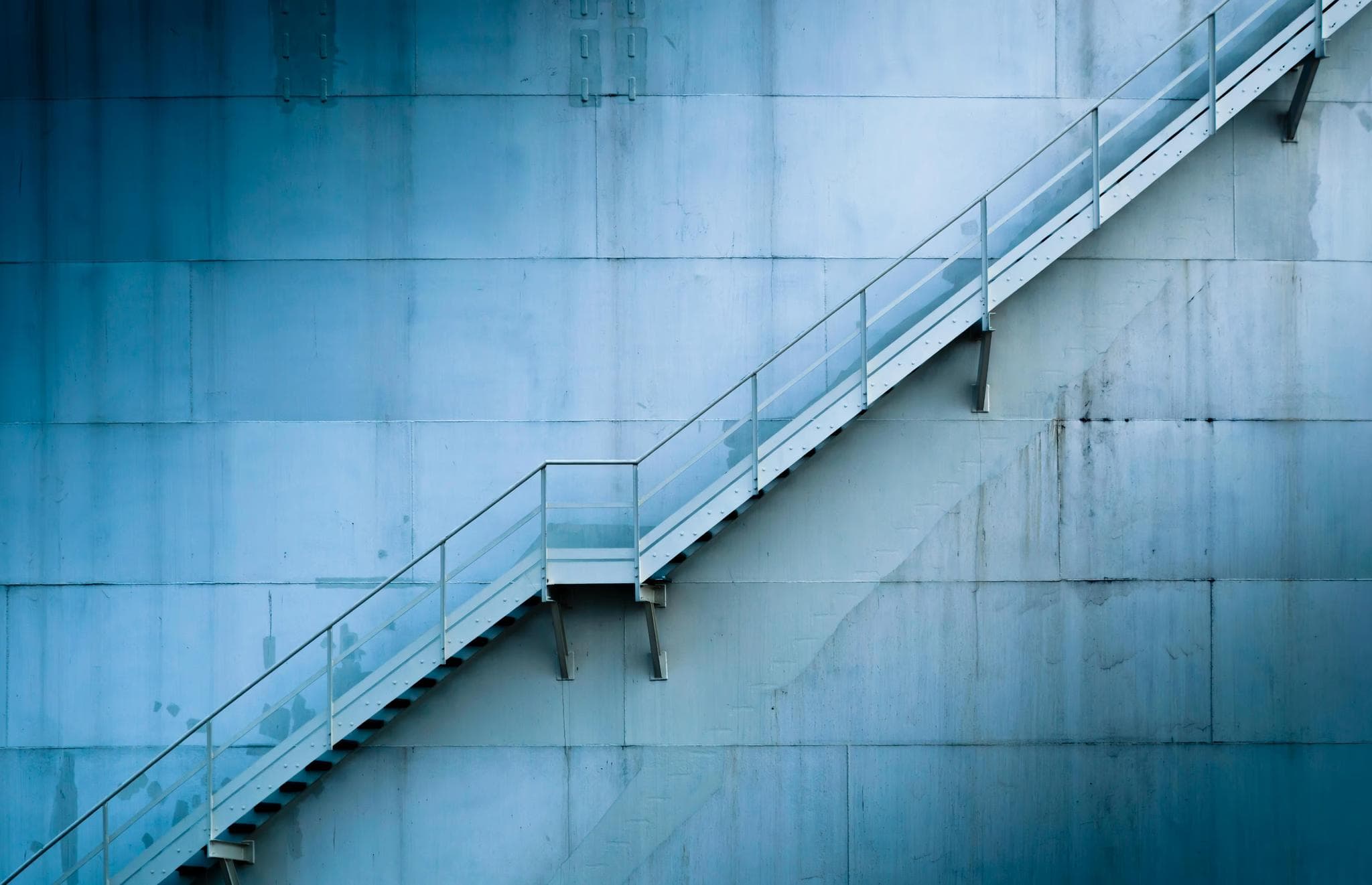 Escalier industriel bleu